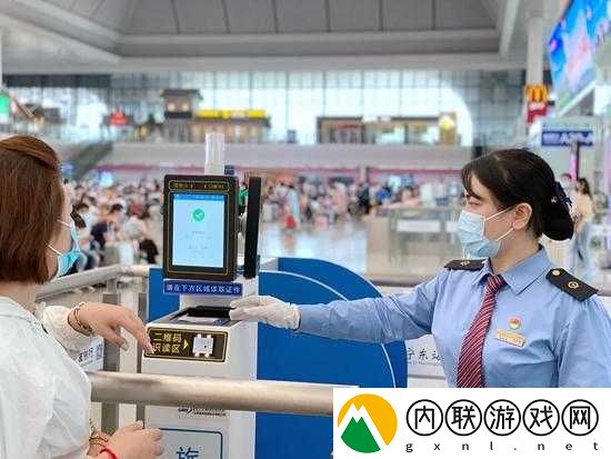 检票员检票按尺寸上车-规范有序效率高