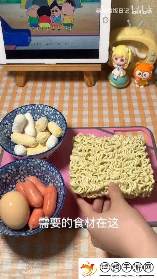 可爱的小洞想吃美味的火腿肠并想喝上热牛奶