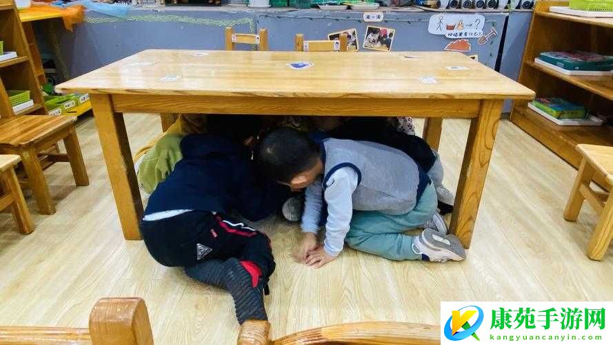 开会时躲在桌子下运动：惊人一幕
