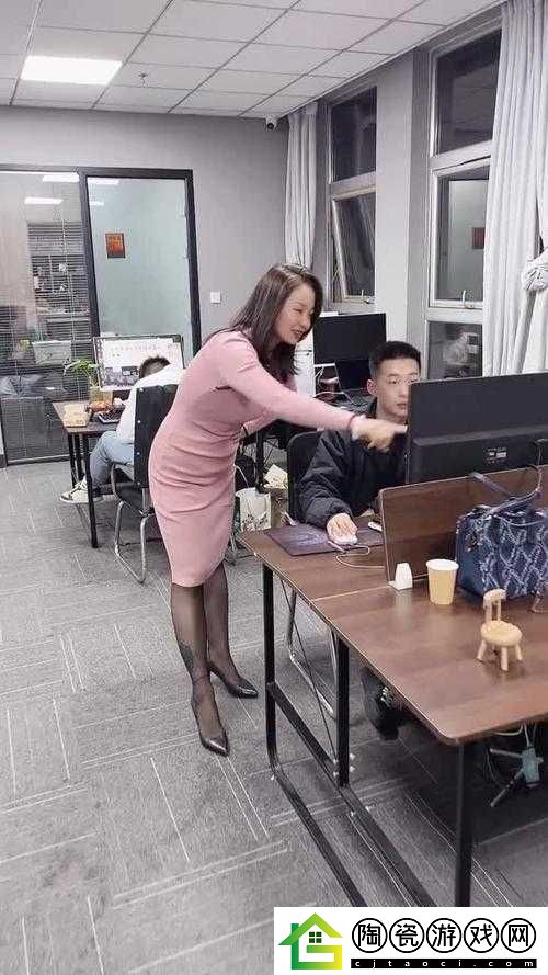 在办公室遭遇经理令人尴尬的添我下面行为