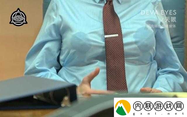 两个男人左右并列吃奶的奇特景象