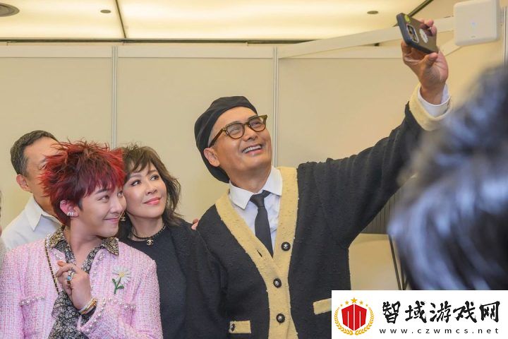 权志龙9年后重聚周润发与刘嘉玲同框耀眼亮相