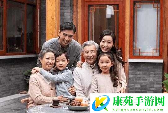 母慈子孝共天伦：一家人和乐融融享幸福生活