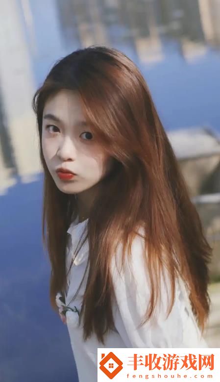 父亲有力挺送女儿的花园撑腰：网友见证了一场关于爱与守护的暖心故事！